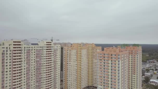 Вид с воздуха. Комплекс новых многоэтажных жилых домов в городе. Камера летит к домам
 - Кадры, видео