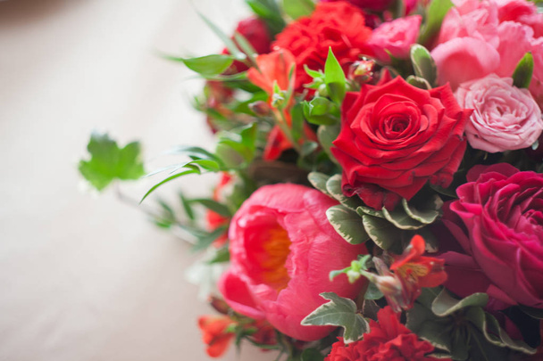 Wedding decor. Red Flowers in the restaurant, table setting - Foto, afbeelding