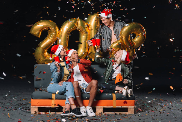 Друзі святкують Новий рік
 - Фото, зображення