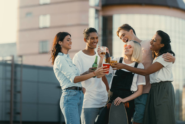 друзі п'ють алкоголь на даху
 - Фото, зображення