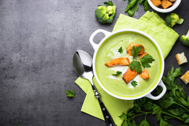 Groene soep puree met broccoli en zalm. - Foto, afbeelding