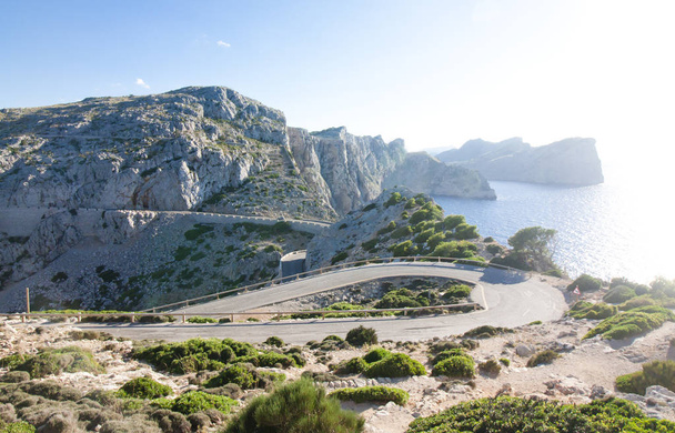 Serpentina de montanha em Cap de Formentor - bela costa de Maiorca, Espanha - Europa
. - Foto, Imagem