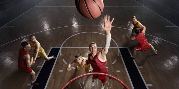 Basketballer auf großer Profi-Bühne - Foto, Bild