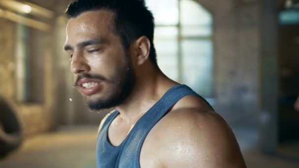Wyczerpany muskularny mężczyzna krzyczy w gniewie, po wyczerpującym treningu na siłowni. Ściera potu z twarzy, nosi singletowego. - Materiał filmowy, wideo