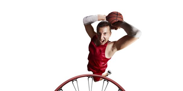 Giocatore di basket fare baraccopoli schiacciare su uno sfondo bianco
 - Foto, immagini