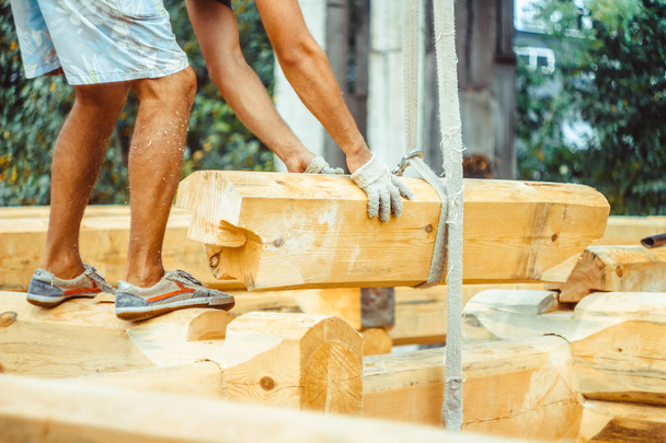 travailleurs construisent une maison de rondins
 - Photo, image