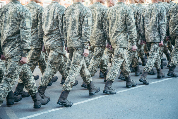 Στρατιωτικές μπότες στρατού με τα πόδια στο έδαφος παρέλαση - Φωτογραφία, εικόνα
