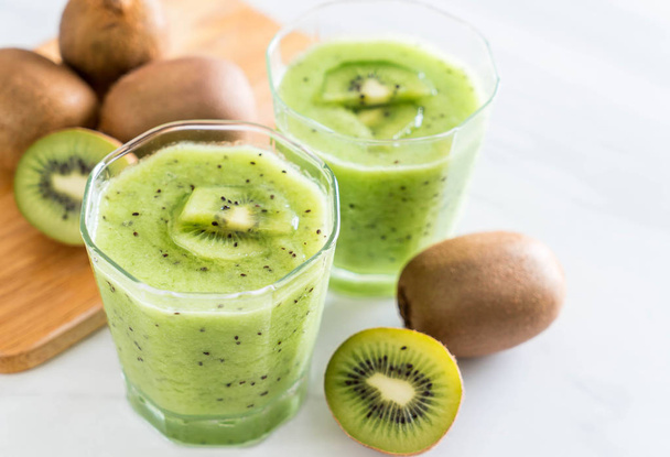 Healthy fresh kiwi smoothie in glass - Foto, immagini