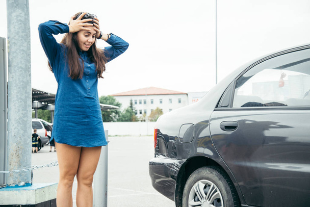 λυπημένη γυναίκα να στέκεται κοντά στο αυτοκίνητο με μηδέν - Φωτογραφία, εικόνα