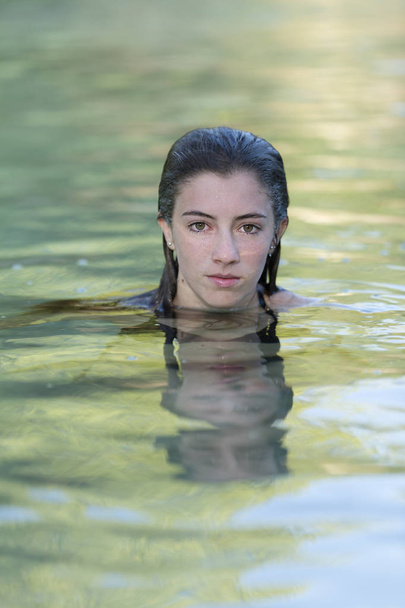 Подросток купается в озере
.  - Фото, изображение