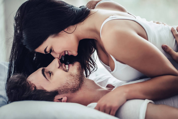Young love couple in bed - Fotoğraf, Görsel