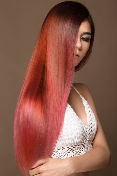 Krásná růžová vlasy dívka v pohybovat s dokonale hladké vlasy a klasický make-up. Krása tváře. - Fotografie, Obrázek