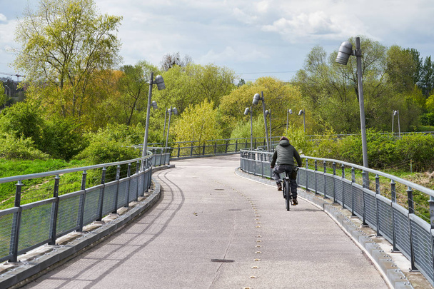 Ciclista su un ponte
  - Foto, immagini