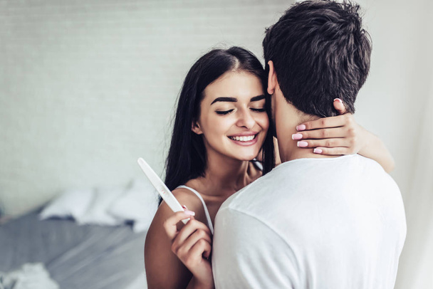 Couple with pregnancy test - Foto, imagen