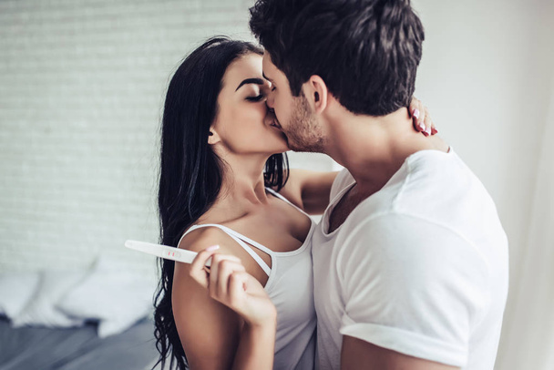 Couple with pregnancy test - Фото, зображення