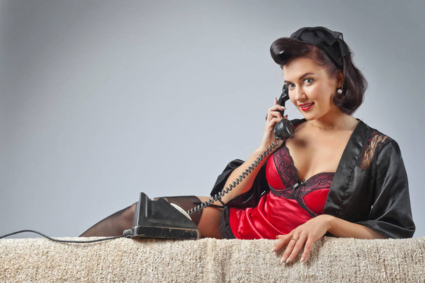 Mulher bonita falando via telefone vintage
. - Foto, Imagem