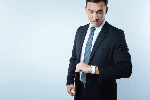 Confident busy man looking at his watch - Fotoğraf, Görsel