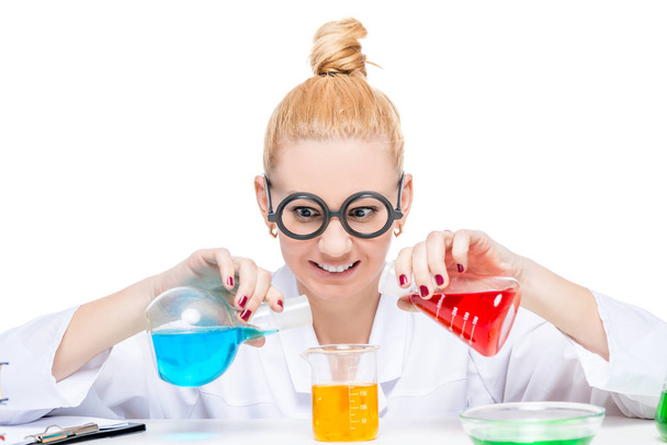 chemik asystent laboratorium śmieszne mixy płynów w probówkach - Zdjęcie, obraz