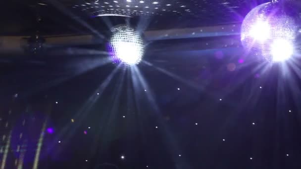 Luces de escenario en el concierto con niebla, Luces de escenario en una consola, Iluminación del escenario del concierto, Iluminación de conciertos de entretenimiento en el escenario
 - Imágenes, Vídeo