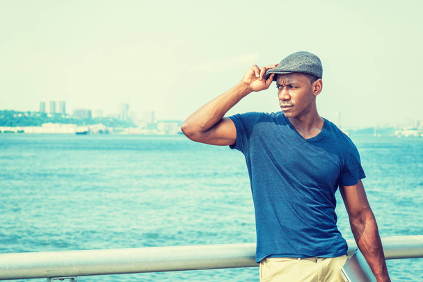 Fiatal jóképű afro-amerikai férfi utazik New Yorkban - Fotó, kép