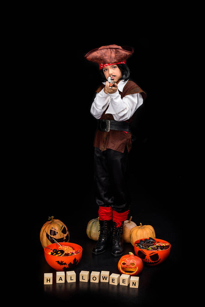 kid in halloween costume of pirate - Фото, зображення