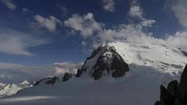 mraky táhnou nad majestátní, sněhem pokryté hory - Záběry, video