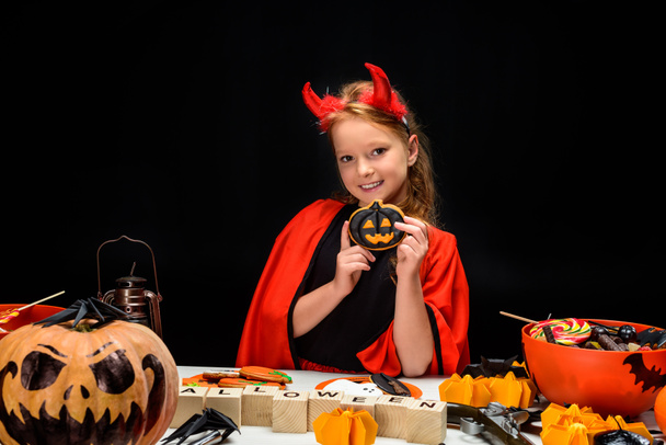 piccolo diavolo con dolci di Halloween
 - Foto, immagini