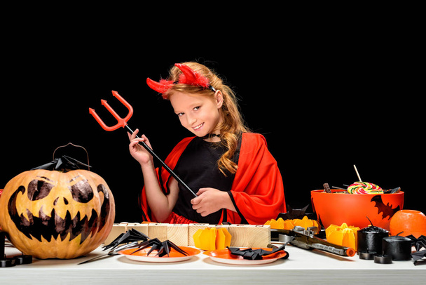 kind met halloweenversieringen en snoep - Foto, afbeelding