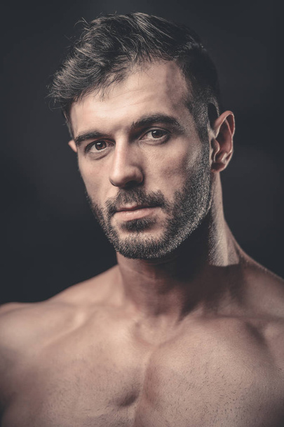 Portrait of a handsome guy on a background of gym - Foto, afbeelding