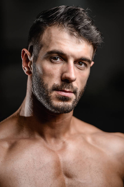 Portrait of a handsome guy on a background of gym - Fotografie, Obrázek