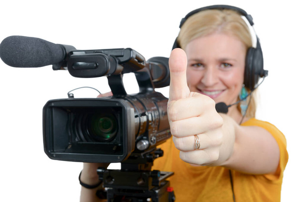 親指を現してプロフェッショナル ビデオ カメラを持つ女性 - 写真・画像