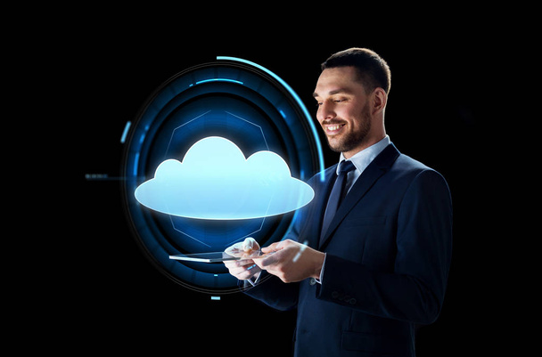 επιχειρηματίας με tablet pc και σύννεφο προβολής - Φωτογραφία, εικόνα