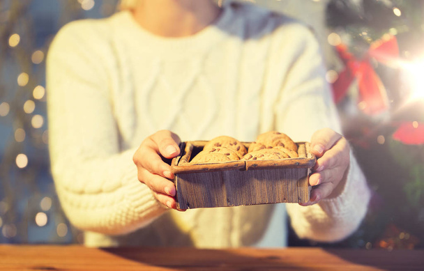 close up of woman with oat cookies at home - Фото, зображення