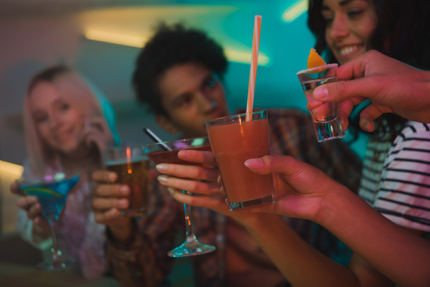 мультиэтнические друзья звонят коктейли в баре
 - Фото, изображение