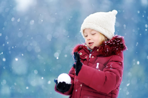 little girl in winter park - Foto, immagini