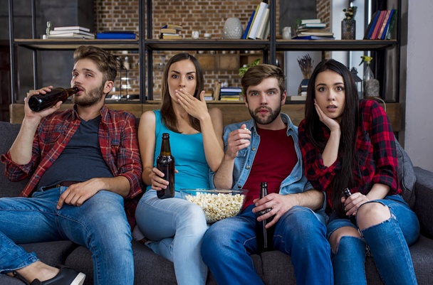 people eating Popcorn and drinking - Foto, immagini