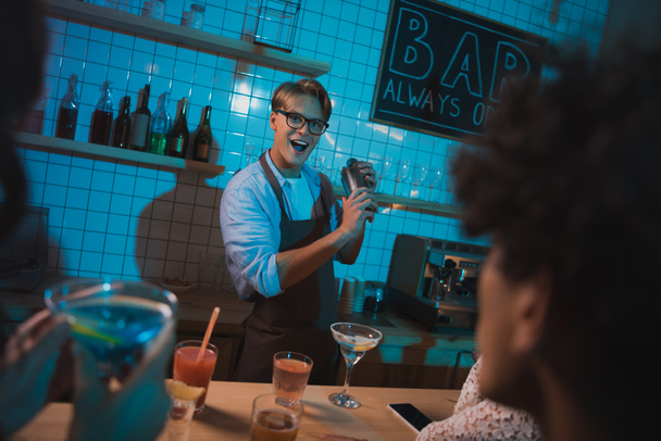 barman che fanno cocktail alcolici
 - Foto, immagini