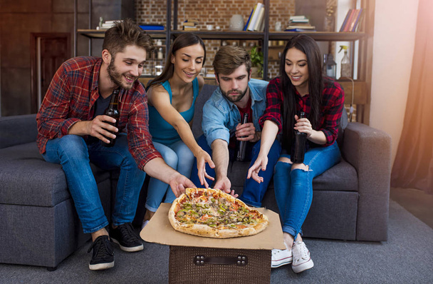  people eating pizza at home - Foto, imagen