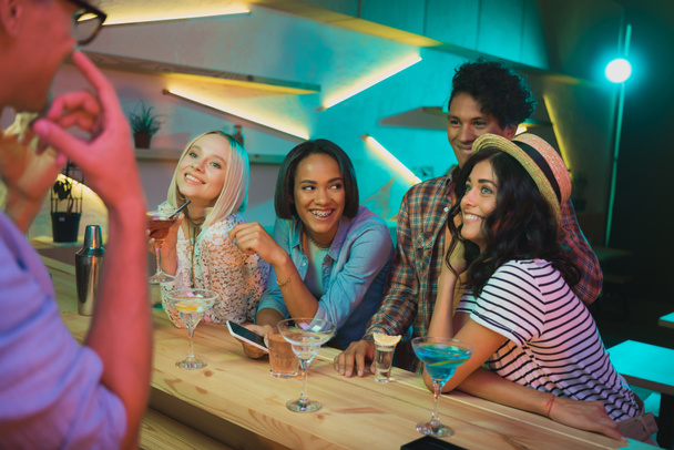 multikulturní přátel s nápoji v baru - Fotografie, Obrázek