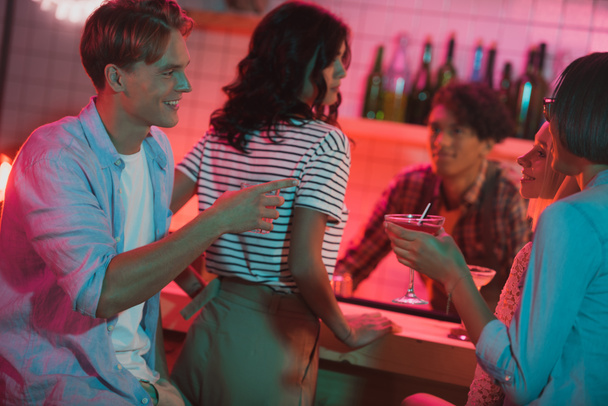 Amigos con bebidas en el bar
 - Foto, imagen