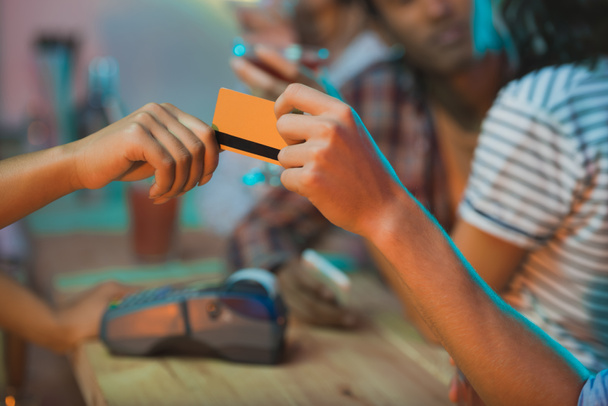 fizetés bankkártyával - Fotó, kép
