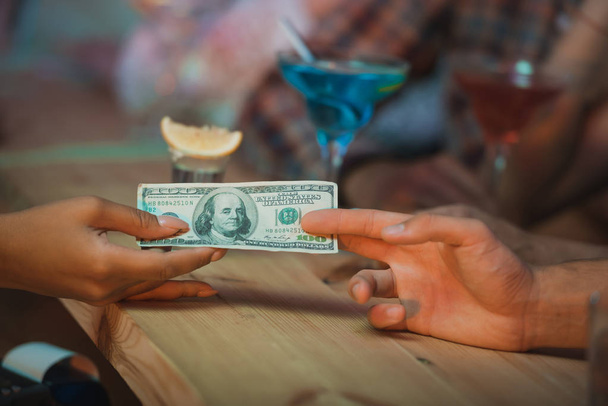 man paying barman for cocktails - Фото, зображення