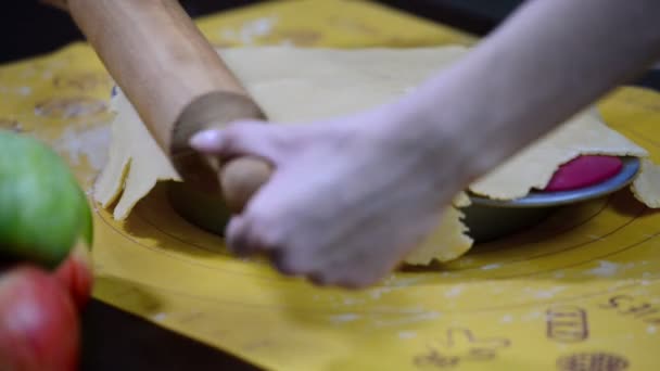 Menina na cozinha preparando uma torta de maçã
 - Filmagem, Vídeo