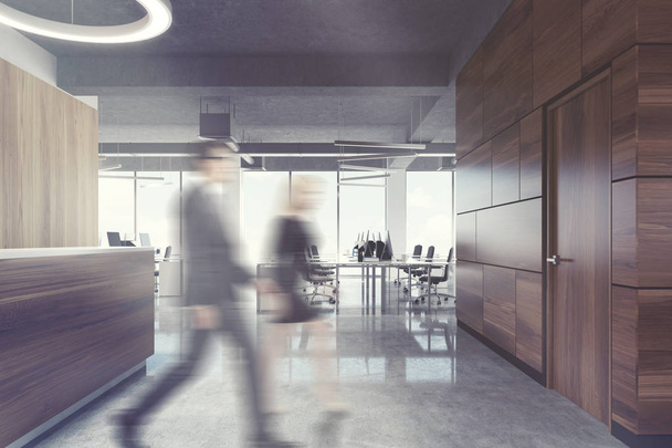 Σκούρο ξύλο δεξίωση σε ανοιχτό χώρο γραφείου, άτομα - Φωτογραφία, εικόνα