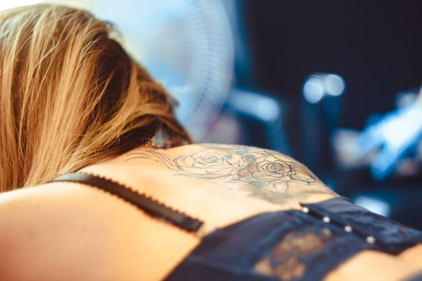 maestro tatuaje mujer en su espalda
 - Foto, Imagen