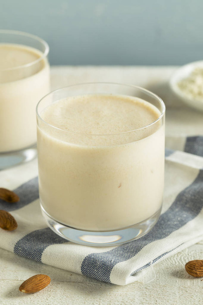 Organic Whey Vanilla Protein Shake - Foto, immagini