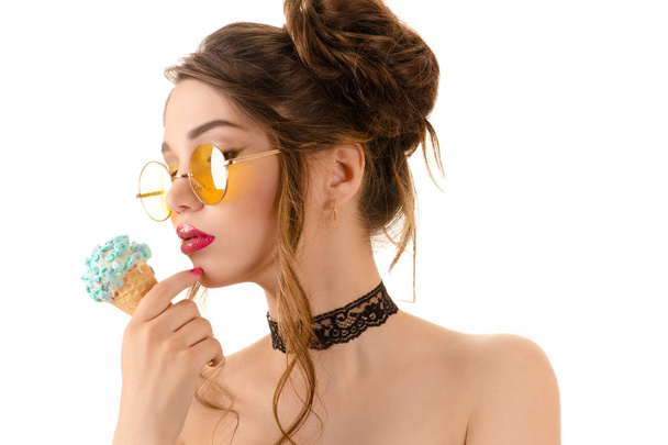schöne sexy brünette Frau in runden Gläsern mit Eis - Foto, Bild