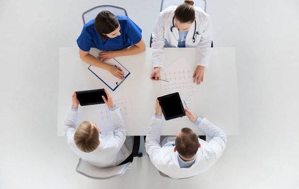 doctors with cardiogram and tablet pc at hospital - Fotoğraf, Görsel