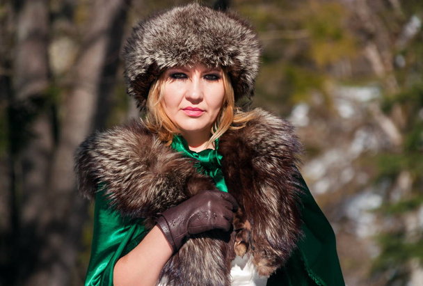 Mulher loira bonita em roupas de inverno no parque
 - Foto, Imagem