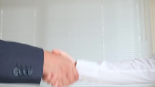 Uzgadnianie w interesach, mężczyzna i kobieta uścisnąć dłoń. 4k, zwolnionym tempie - Materiał filmowy, wideo
